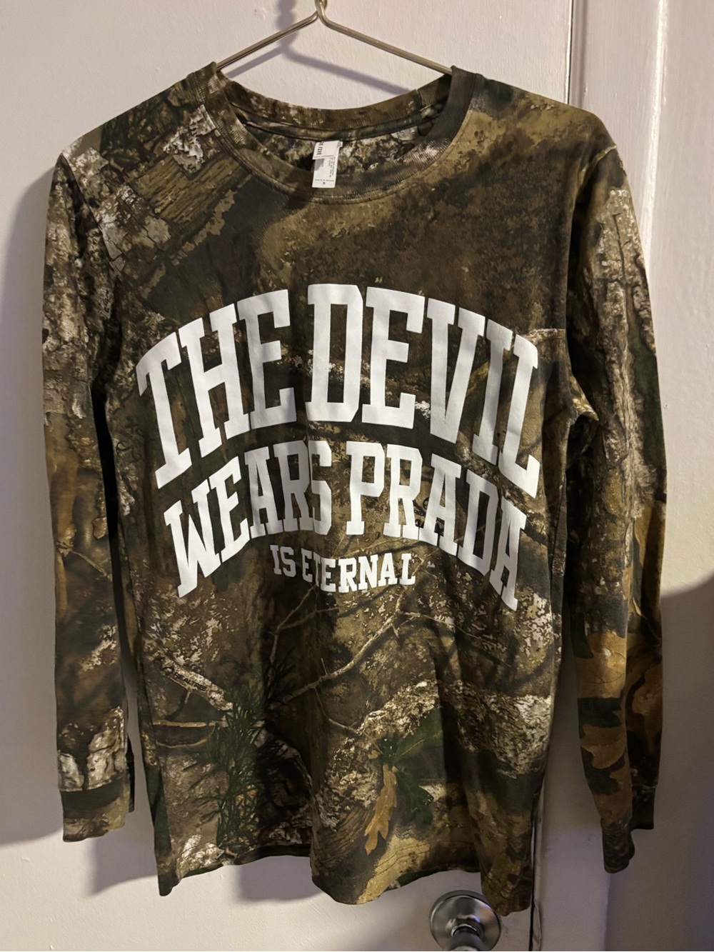 Code Five Camo Long Sleeve Graphic Tee Small “The Devil Wears Prada”
(1050)